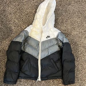 Used Nike boys puffer coat size Medium